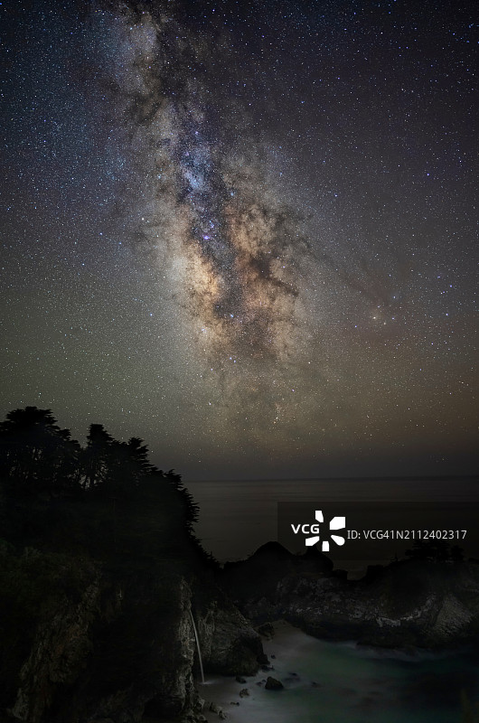 加利福尼亚州大苏尔的星空夜景图片素材