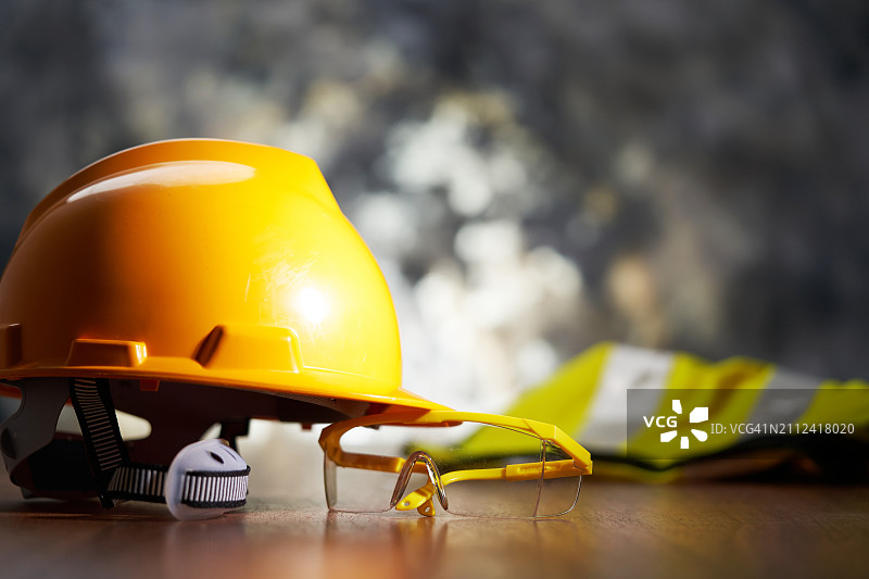 安全帽和蓝图特写图片素材