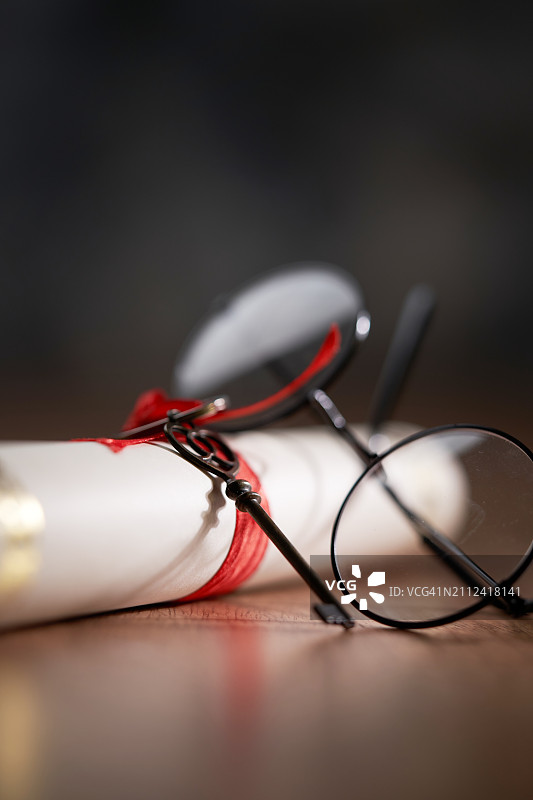 桌子上的眼镜特写图片素材