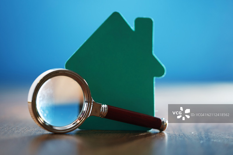 桌子上带放大镜的模型房子特写图片素材