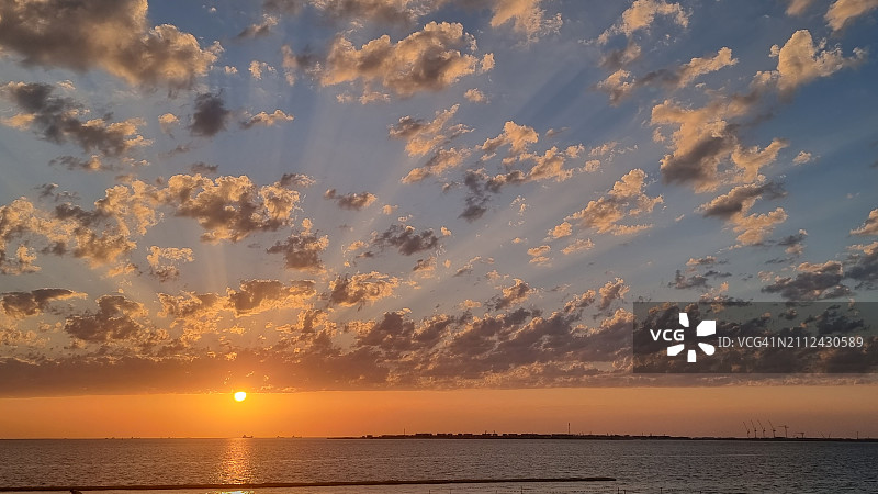 沙特阿拉伯塔布克地区日落美景图片素材