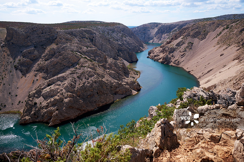 岩石间的河流俯视图图片素材