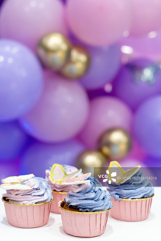 桌子上纸杯蛋糕的特写图片素材