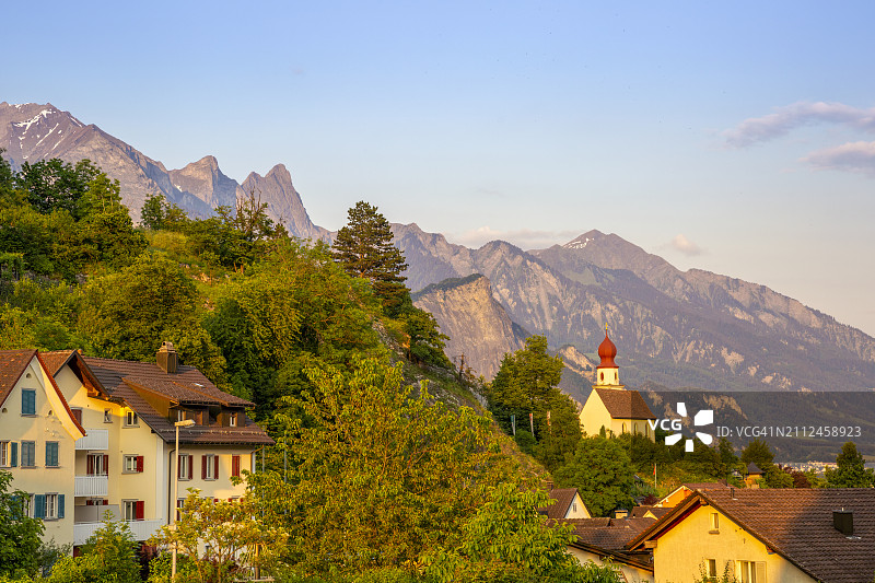 瑞士圣加仑萨尔甘斯镇山附近的老房子图片素材