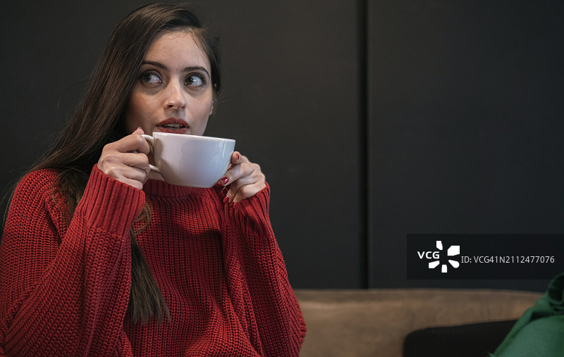 在咖啡馆里拿着咖啡杯的女人图片素材