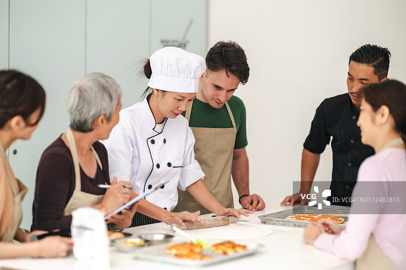 烹饪融合：多元文化课堂向亚洲厨师学习制作意大利面——专业烹饪学校图片素材