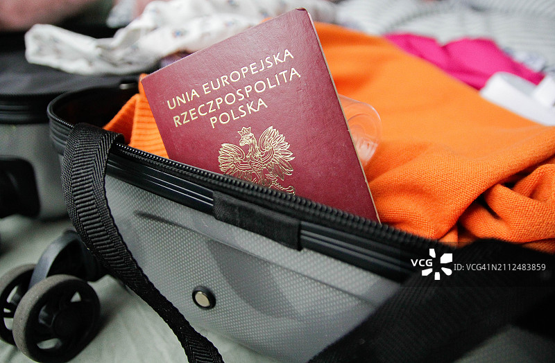 手提箱里的波兰护照图片素材