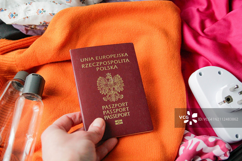 手提箱里的波兰护照图片素材