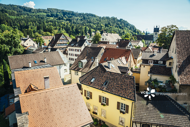 奥地利，弗拉尔贝格州，布雷根茨，老城区房屋的瓦屋顶图片素材