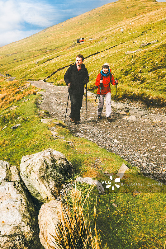 在英国北威尔士斯诺登山徒步的女人图片素材
