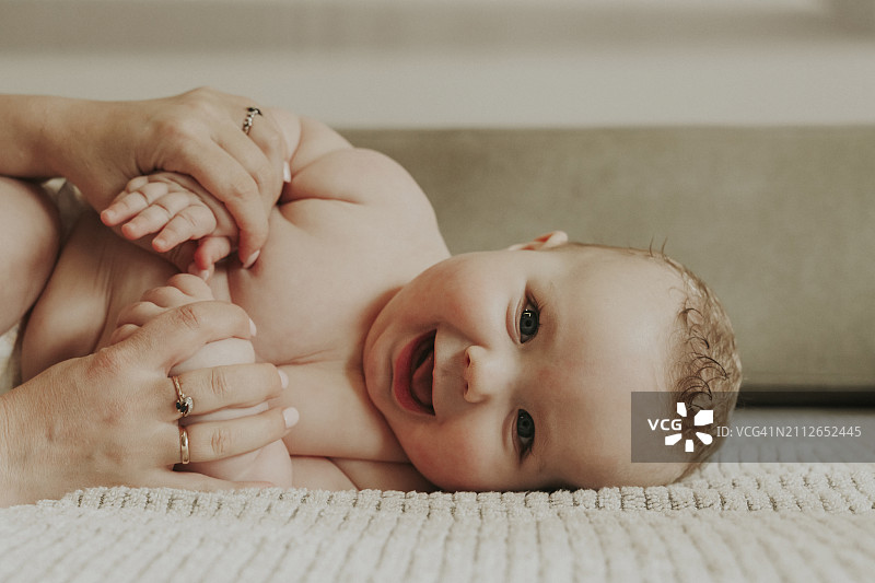 赤膊男孩与母亲在家图片素材