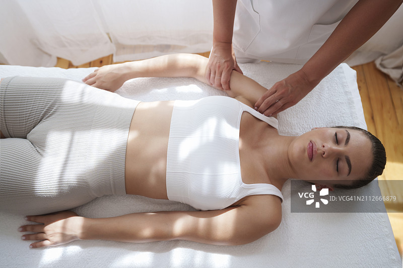 理疗室里接受整骨疗法的病人图片素材