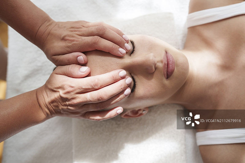 理疗师在治疗室按摩患者头部图片素材