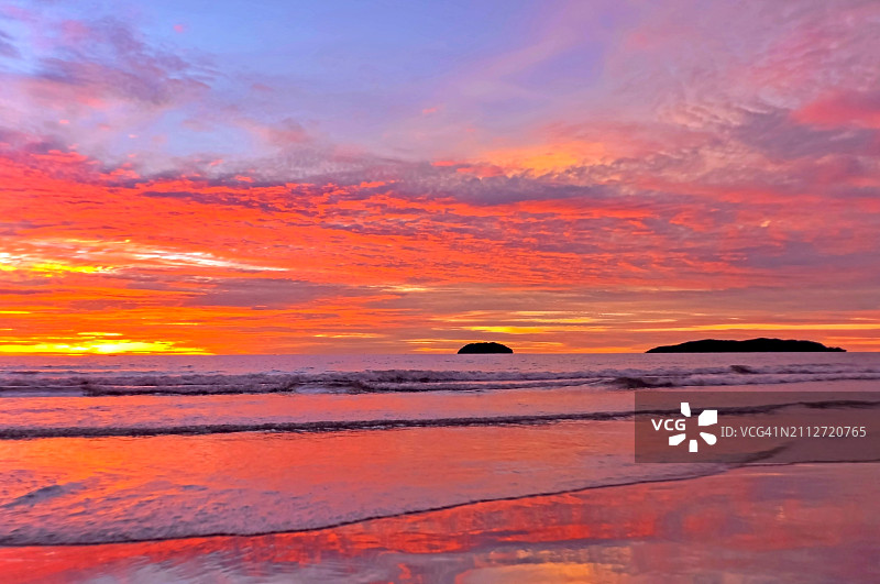 马来西亚沙巴州哥打京那巴鲁丹绒亚路海滩的绚丽日落和倒影图片素材