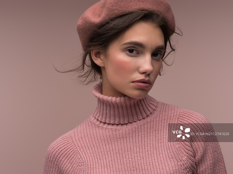 身穿毛衣和贝雷帽的性感女孩图片素材