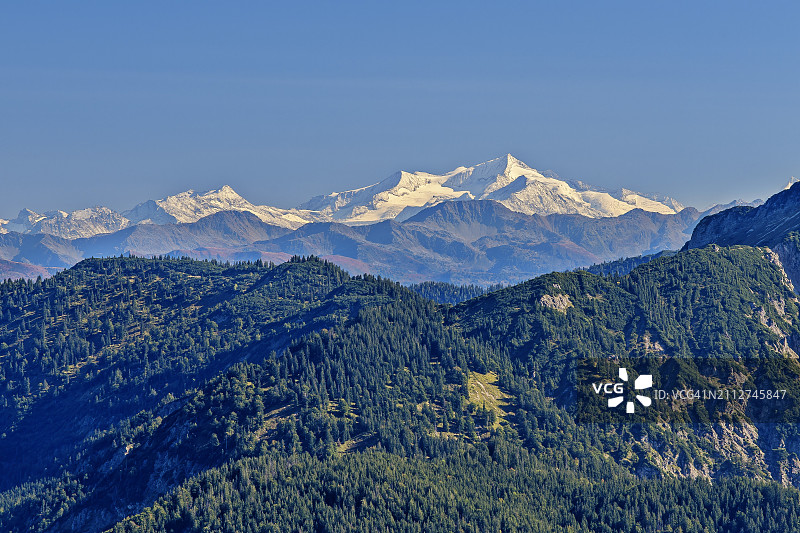 德国巴伐利亚州从赫施贝格眺望霍赫陶恩山脉图片素材