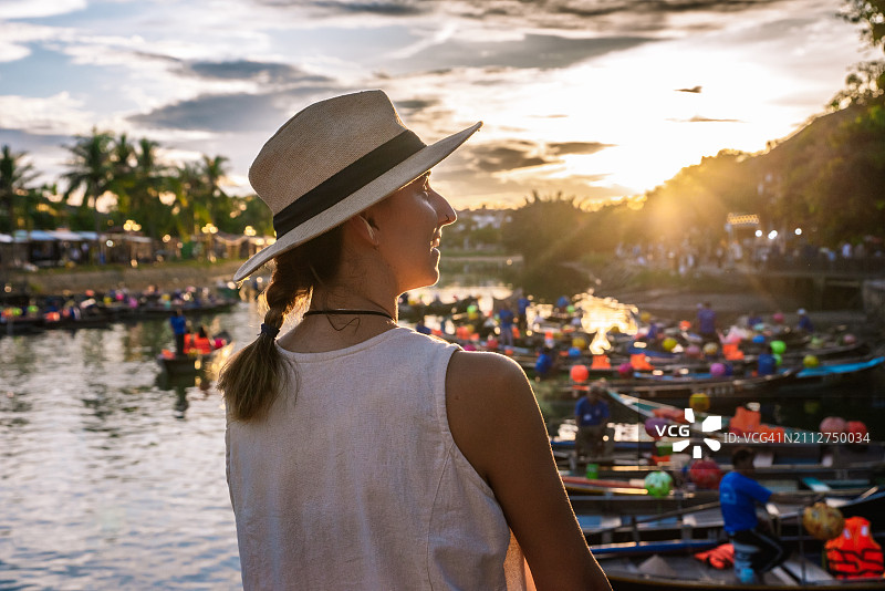 年轻女人在会安欣赏日落图片素材