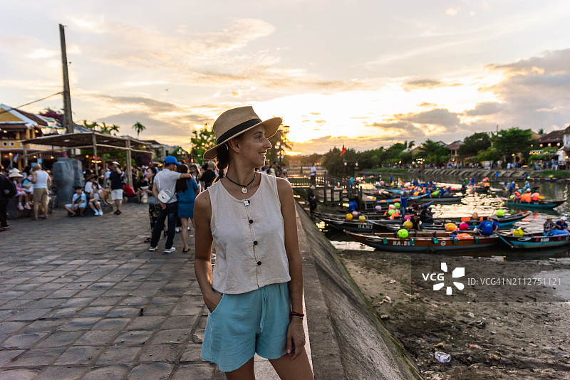 年轻女子在秋盆河日落时分摆姿势图片素材