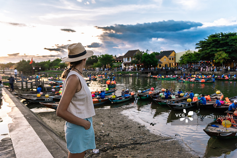 年轻女子在秋盆河日落时分摆姿势图片素材