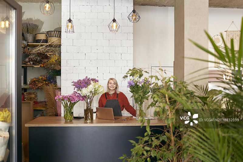 花店店员站在花店前台图片素材