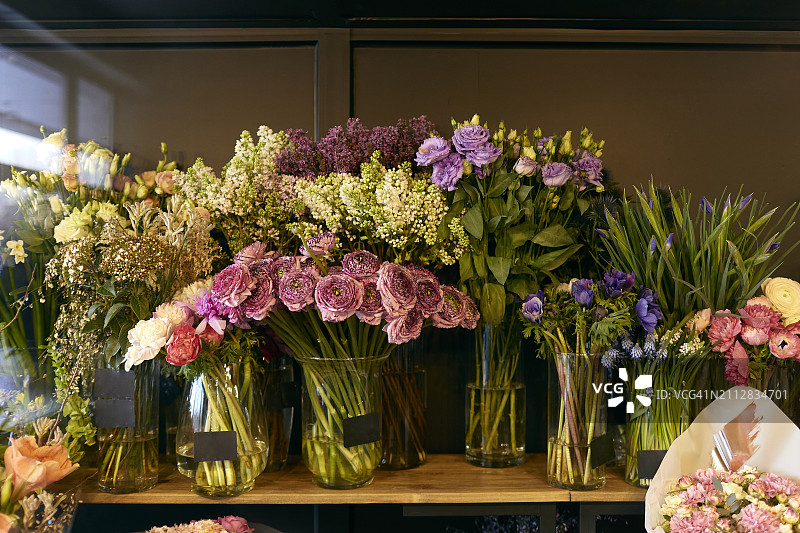 花店餐桌上的各色鲜花图片素材