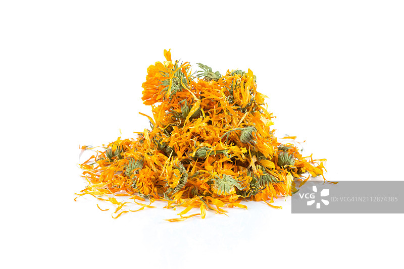 白色背景下的金盏花茶图片素材