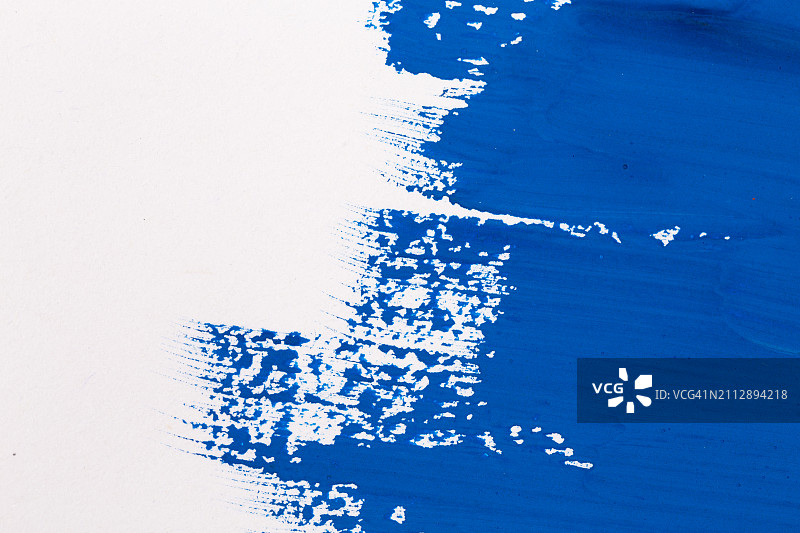 白色背景上孤立的蓝色水彩笔触图片素材