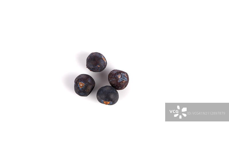 白色背景上分离的干燥黑醋栗图片素材