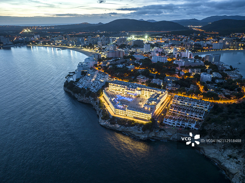 西班牙巴利阿里群岛马加卢夫马略卡海湾的黄昏鸟瞰图图片素材