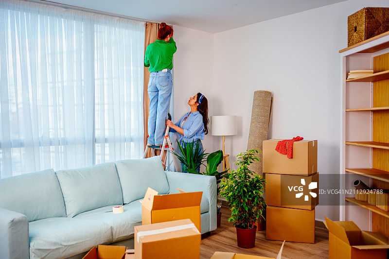 搬新家的年轻女子和搬家纸箱图片素材