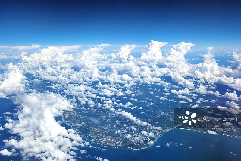 飞机上看到的波多黎各岛屿上的雷暴图片素材