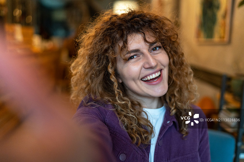 美丽的年轻女人自拍图片素材