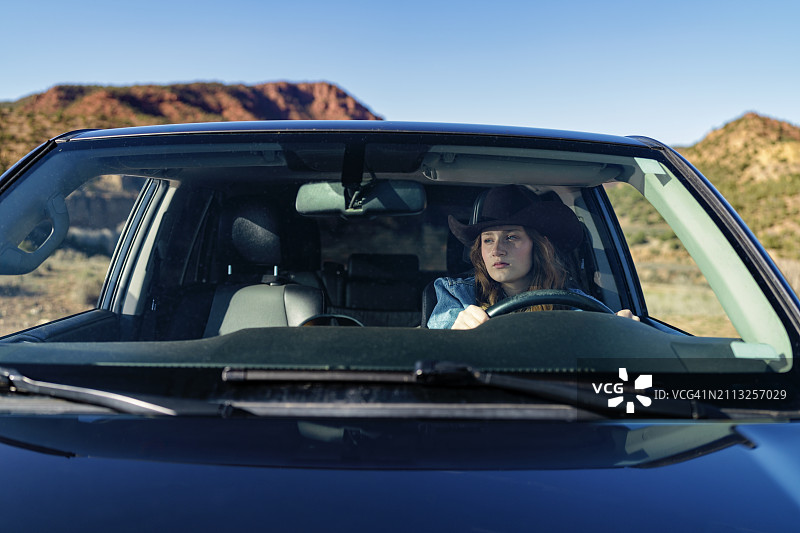 女人在乡村环境中驾驶卡车图片素材