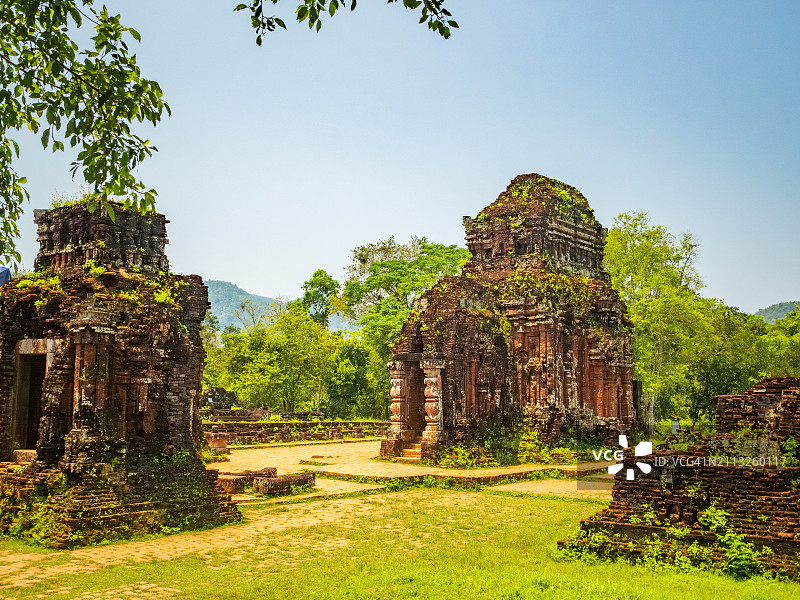 越南中部广南省，联合国教科文组织世界遗产，美山圣地(mmun Sơn)的两座占族印度教寺庙和塔避难所的废墟。图片素材