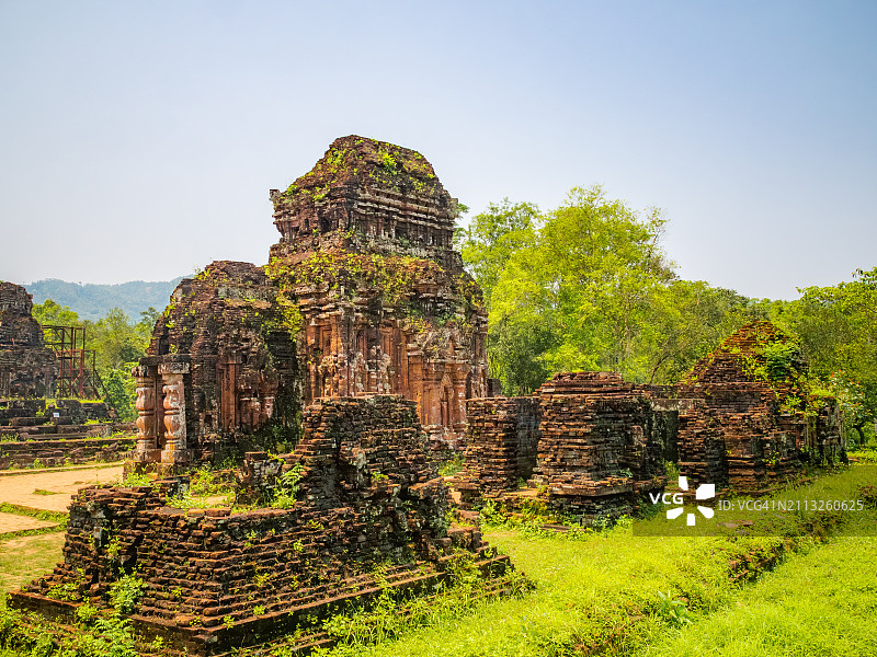 越南中部广南省，联合国教科文组织世界遗产“美山圣地圣地”(m摄像Sơn)，一座占族印度教寺庙废墟的广角视图，前景是毁坏的砖墙。图片素材