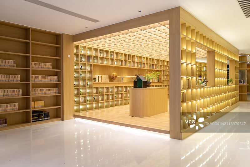 图书馆内的木制立体书柜图片素材