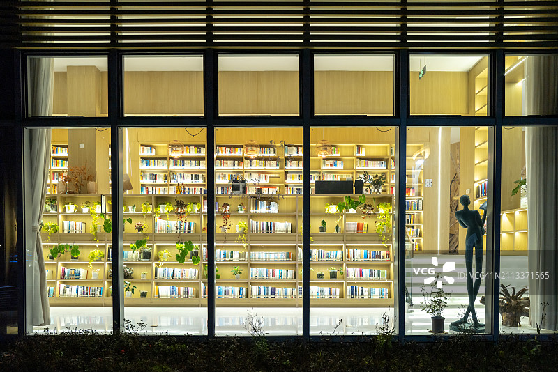 图书馆：橱窗内的木制立体书架图片素材