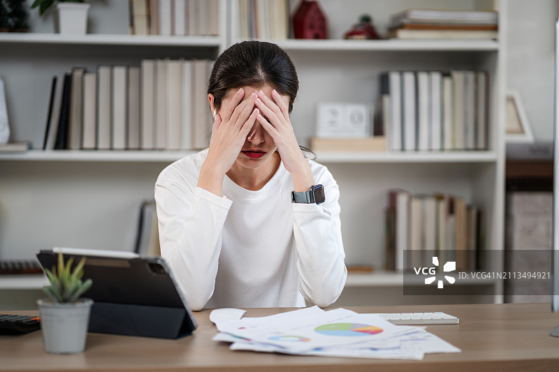 因工作压力而感到压力的年轻女人图片素材