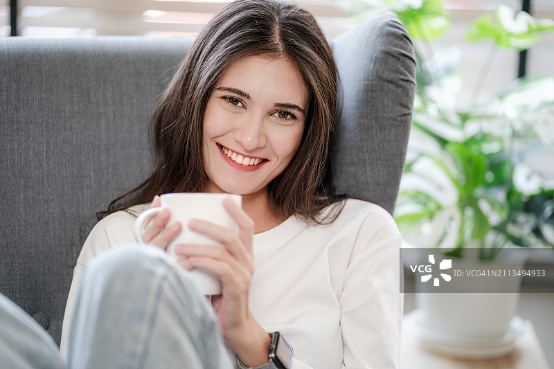 度假中手捧饮品的女人肖像图片素材