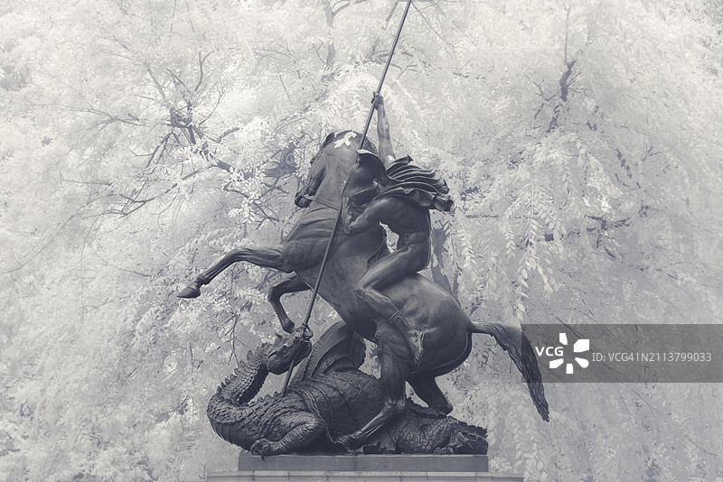 澳大利亚墨尔本圣乔治与龙雕像 黑白图片素材