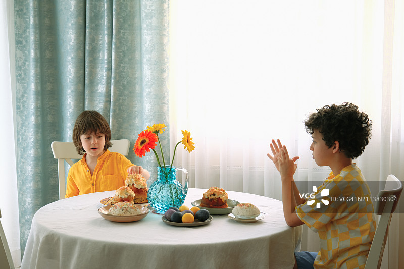 孩子们庆祝复活节图片素材