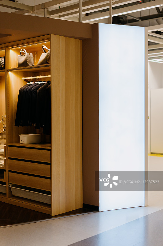 购物中心内的奢华西装店图片素材