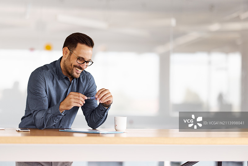 快乐商人在办公室工作图片素材