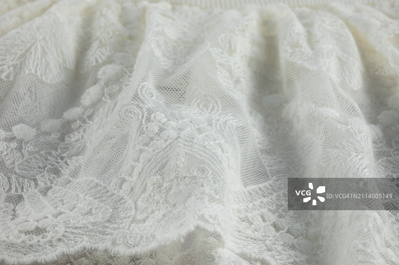 带有花卉图案背景的白色蕾丝连衣裙图片素材