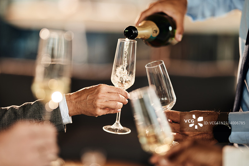 办公室派对上倒香槟图片素材