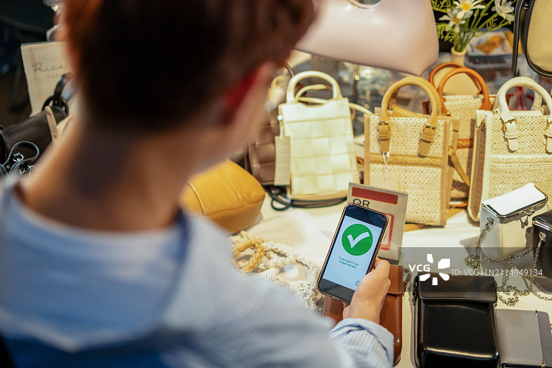 通过手机支付购买钱包图片素材