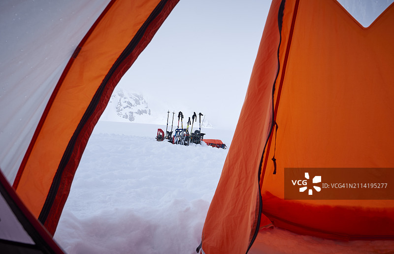 迪纳利国家公园帐篷外的雪铲、登山杖和雪鞋，阿拉斯加图片素材