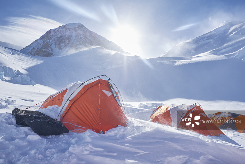 阳光明媚的日子里，德纳利峰二号营地的帐篷图片素材