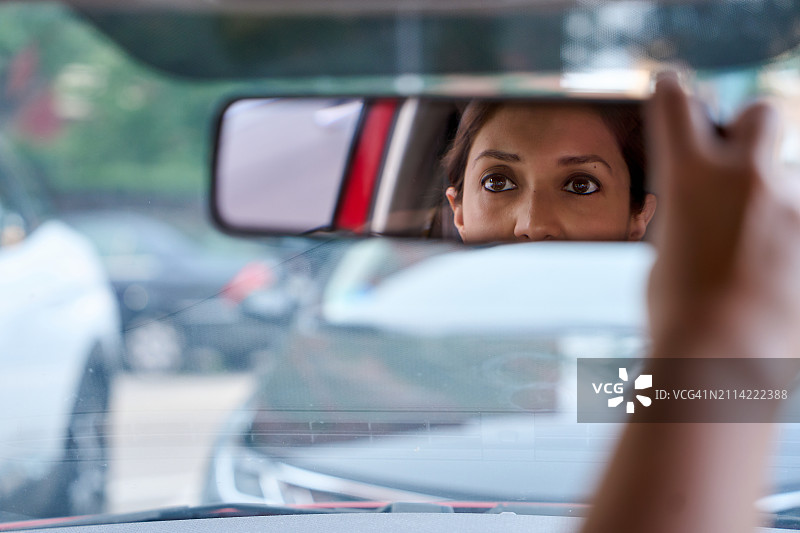 女人调整车内后视镜图片素材