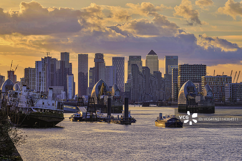 英国伦敦泰晤士河防洪闸图片素材